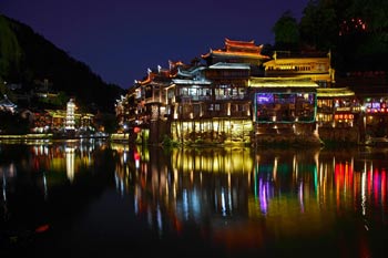 長沙出發(fā)到張家界天門山、玻璃棧道、鳳凰古城、鳳凰夜景往返二日游